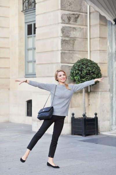 gray long-sleeved cashmere sweater with round neckline and black skinny jeans