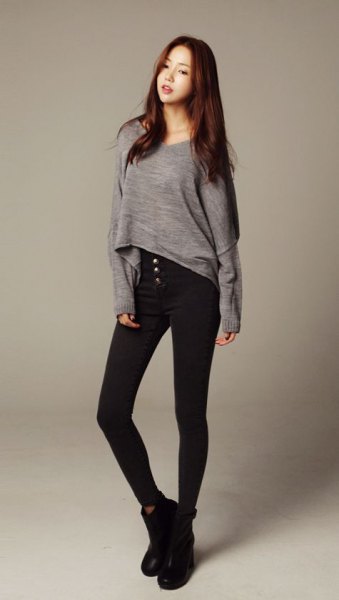 gray long-sleeved high t-shirt black skinny jeans
