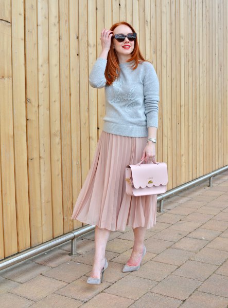 gray sweater with stand-up collar and pink pleated skirt