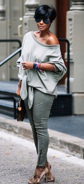 gray sweater with a relaxed fit and skinny jeans