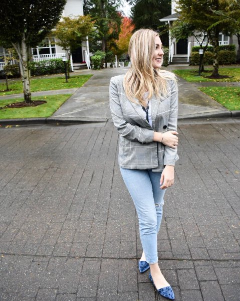 gray checked blazer with skinny jeans and ballerinas made of purple velvet