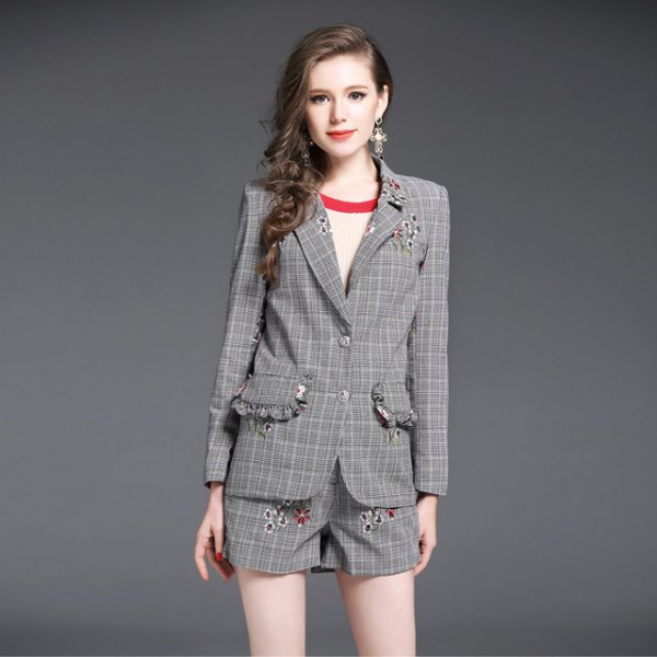 The gray plaid coat suit consists of flowing shorts