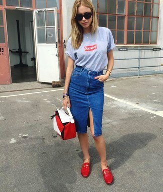 gray printed T-shirt with blue knee-length slit demin pencil skirt