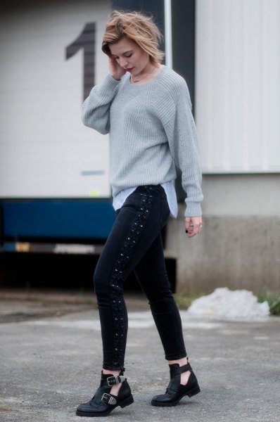 gray, ribbed, coarsely knitted sweater with black skinny jeans with laces