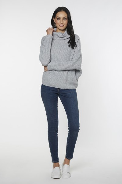 gray oversized sweater with turtleneck and dark blue skinny jeans