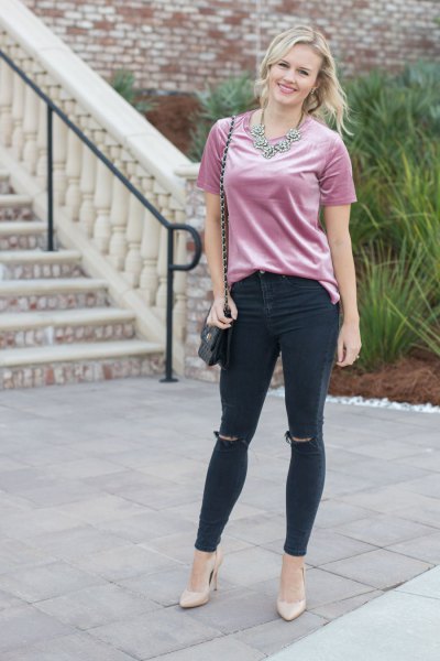 gray short-sleeved T-shirt with black, ripped ankle jeans