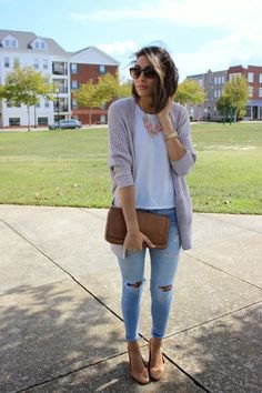 gray cardigan with white T-shirt and light blue skinny jeans