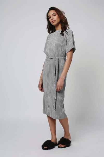 gray midi pleated dress with waistband and sandals made of faux fur