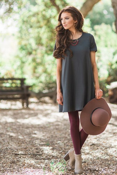 gray tunic t-shirt with burgundy leggings and pink heels