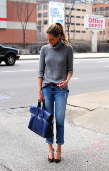 gray turtleneck with turtleneck, jeans with blue cuffs and matching briefcase