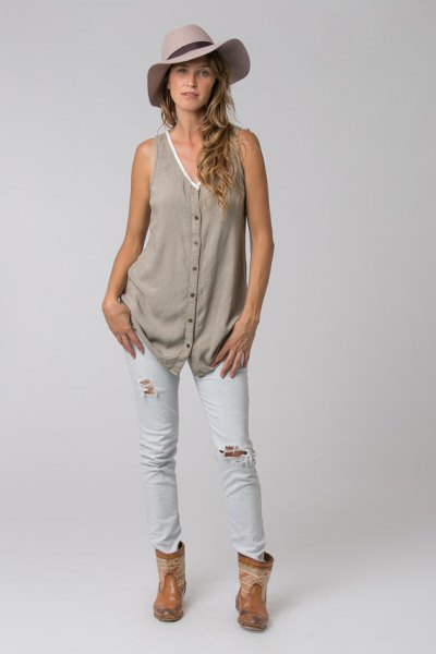 gray tunic with V-neckline and white skinny jeans
