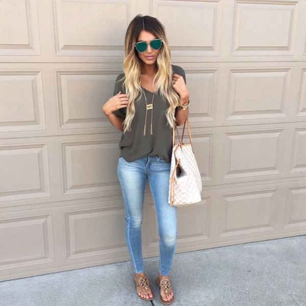gray chiffon blouse with V-neckline, skinny jeans and bare sandals