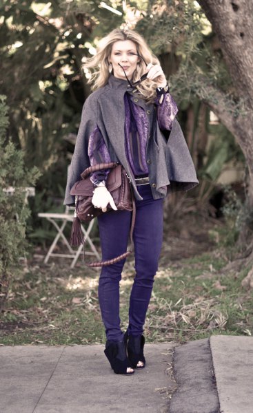 gray woolen cloak with skinny jeans and ankle boots
