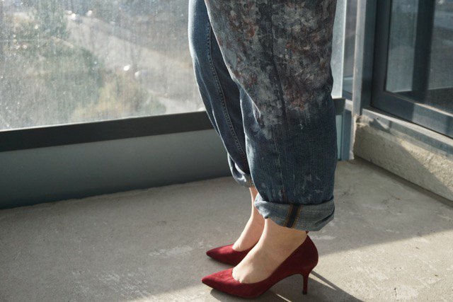 gray-blue straight-leg jeans with straight legs and burgundy suede heels with pointy toes