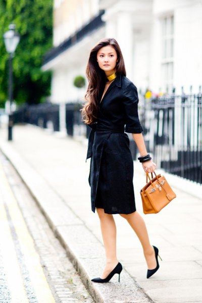 Wrap dress with half sleeves, black heels