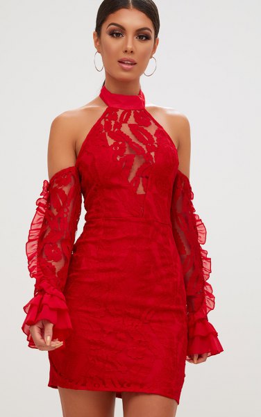 Figure-hugging dress with halterneck lace and separate sleeves