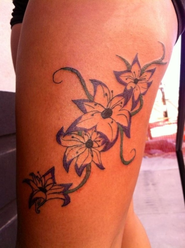 Hawaiian flower tattoo on the thigh