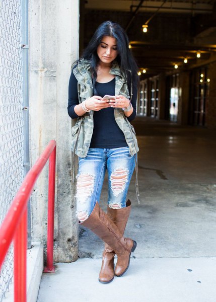 Military vest with hood, black t-shirt and torn boyfriend jeans