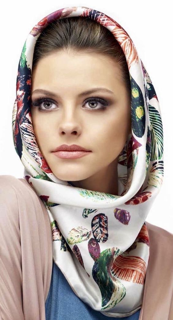 Hooded scarf printed with silk