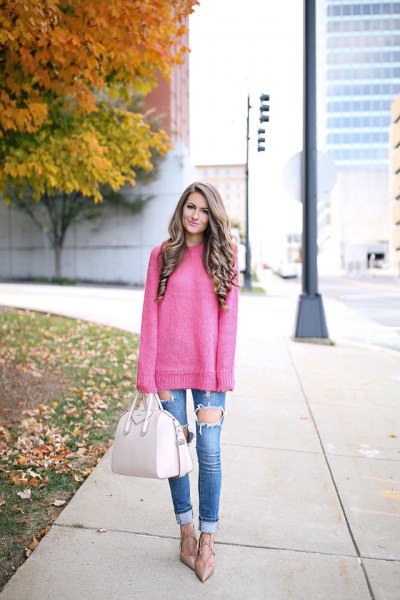 pink, coarsely knitted sweater with blue, heavily torn jeans