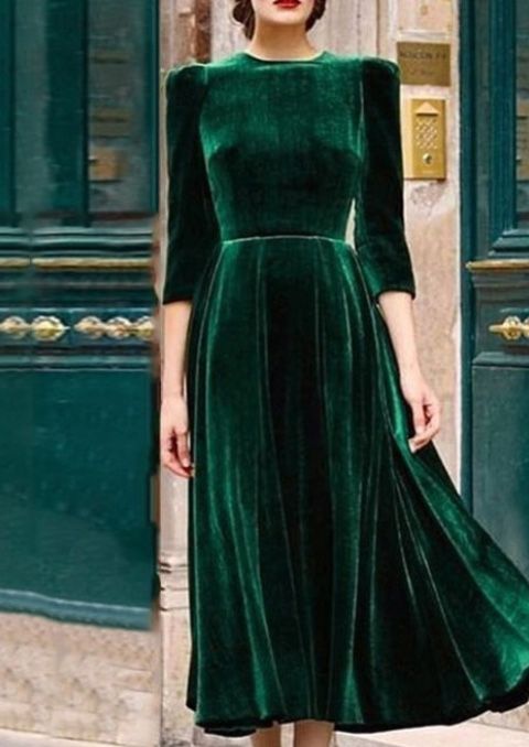 1930's inspired hunter green velvet dress. I can see #meghanmarkle .
