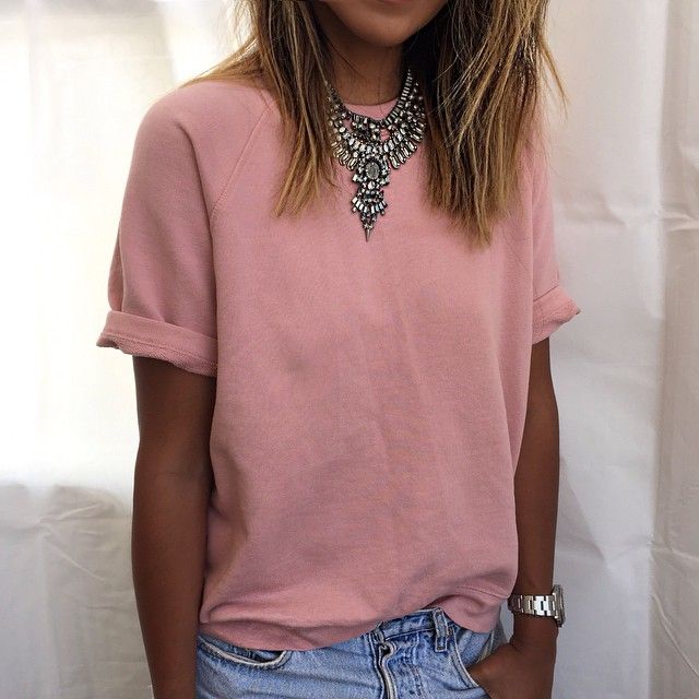 dusty pink t-shirt with rolled up sleeves // simple style | Outfit .