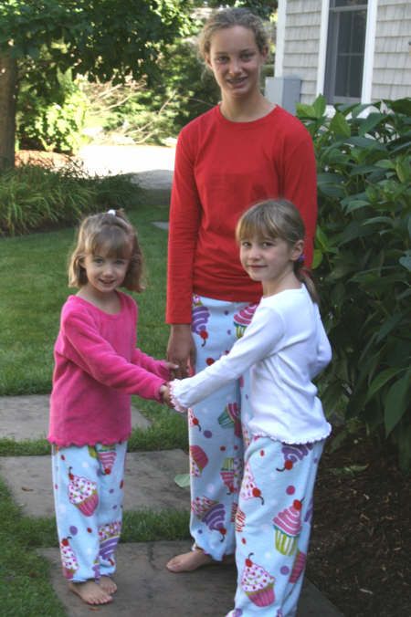 Lovely girls wearing MoesMonkeys fleece pants. #Kids #Fashion .