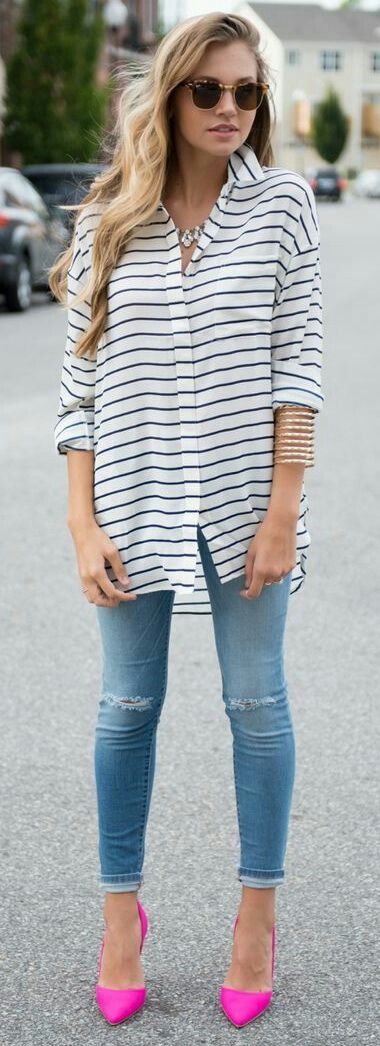 Street style. Oversize striped shirt, skinny jeans, pink pointed .
