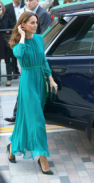 Kate Middleton rocks a jaw-dropping ARoss Girl cocktail dress & £6 .