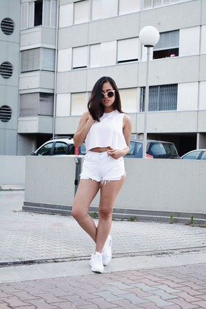 White Levi's High-Waisted Shorts | Chictop