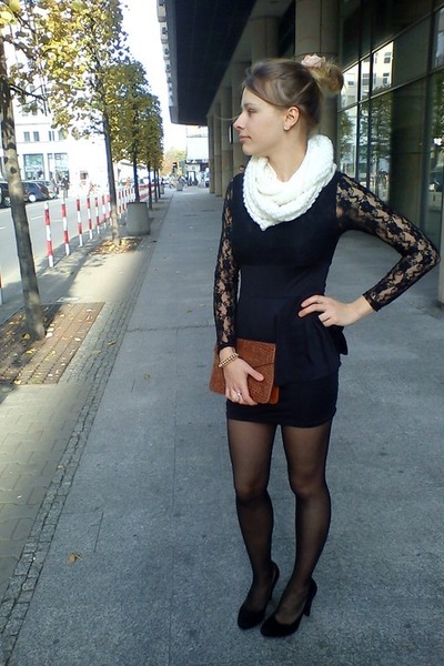 Black Poliester Dresses, White Wool Scarves, Bronze Leather Bags .