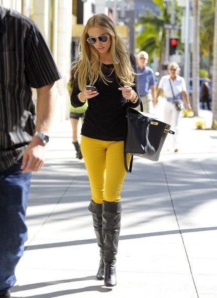 15 Best Outfit Ideas on How to Wear Yellow Jeans - FMag.c
