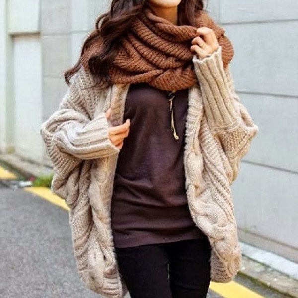 chunky cardigan made of ivory-colored cable pattern