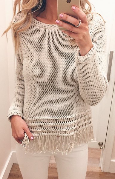 Relaxed fit sweater with ivory fringes and white skinny jeans
