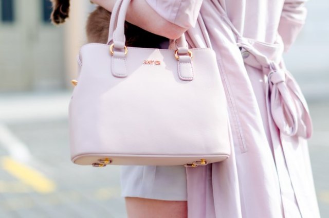 Ivory longline wool coat with white handbag made of soft leather