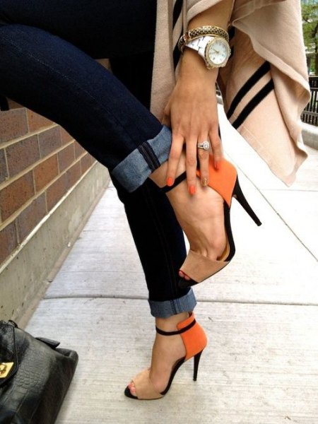 Blanket scarf made of ivory-colored wool with dark skinny jeans and orange-colored heels