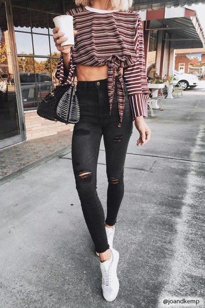 Knotted, striped long-sleeved T-shirt, black ripped skinny jeans