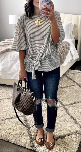 Knotted, wide, striped T-shirt with half sleeves and heavily torn skinny jeans
