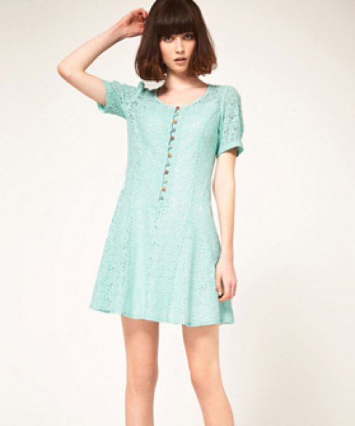 Mini green dress with lace sleeves and buttons
