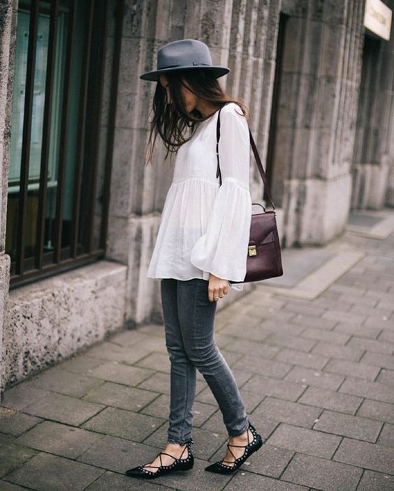Bell-sleeved lace-up shoes 