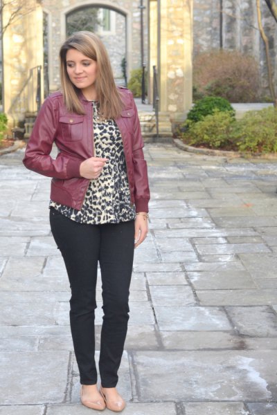 Leather jacket with blouse with leopard print