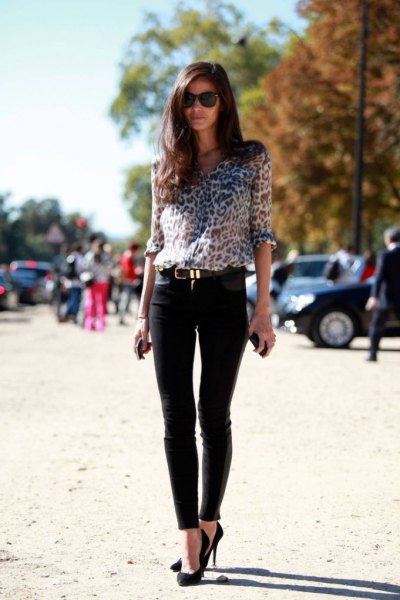 Blouse with a leopard print, slim suit trousers and ballerinas