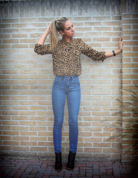 Leopard print shirt and high-waisted blue skinny jeans