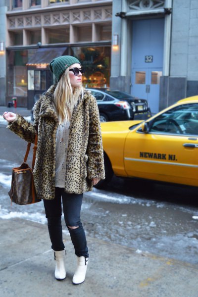 Fleece jacket with a leopard print, jeans and white snowshoes