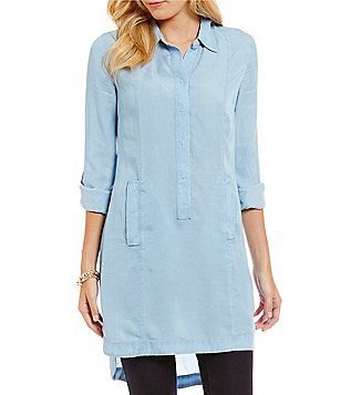 Light blue tunic with buttons and black leggings