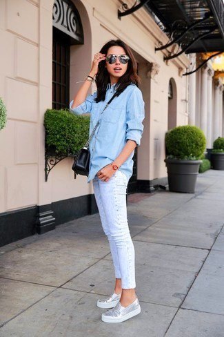 Light blue chambray shirt with buttons, slim fit jeans with cuffs and metallic trainers