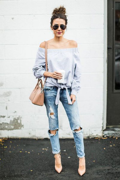 Light blue, strapless, knotted blouse with boyfriend jeans and a blushing shoulder bag