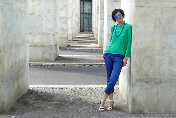 Light emerald green long-sleeved top with a relaxed fit and cropped jeans in royal blue