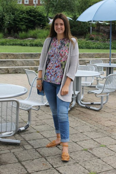 light gray cardigan with blouse with a floral pattern and jeans with cuffs
