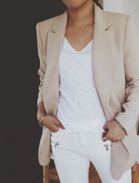 Light gray khaki blazer with a white V-neck tank top and skinny jeans
